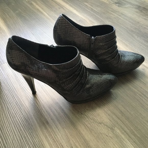Nine West Cedar Grove Black Booties - Picture 4 of 8